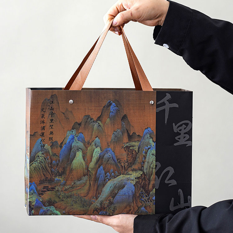 Dağların və çayların ruhu ilə bəzədilmiş keramika kubok hədiyyə qutusu - onu əlinizdə saxlamaq hərarət hissi gətirir.